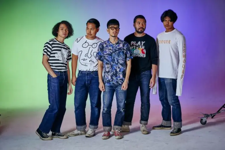 “แกรมมี่” จับมือ “เกรฮาวด์” คว้า “พลอยชมพู-25 อาเวอส์” สร้างคอลเลคชั่น เสื้อผ้าครั้งแรกใน “ดิไอคอนิค คอลเลคชั่น”