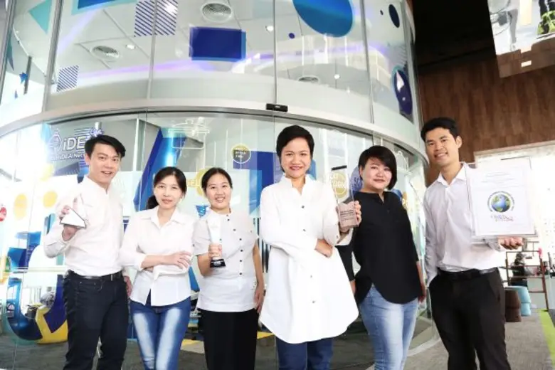 นางจันทร์เพ็ญ จันทนา (ที่ 3 จากขวา) ผู้อำ...