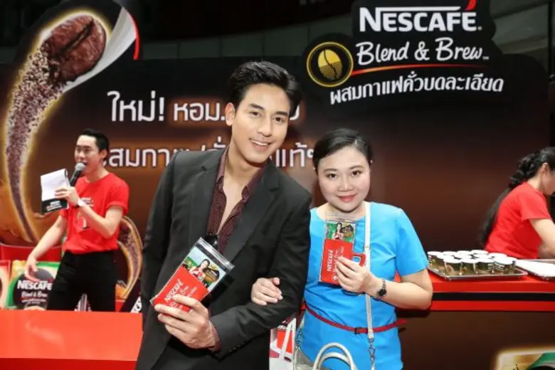 “โบวี่” ควง “ป๊อป ฐากูร” เสิร์ฟความอร่อยของ 'เนสกาแฟ เบลนด์ แอนด์ บรู’ ผสมกาแฟคั่วบดละเอียด รอแจกอีกสี่ล้านแก้วทั่วประเทส