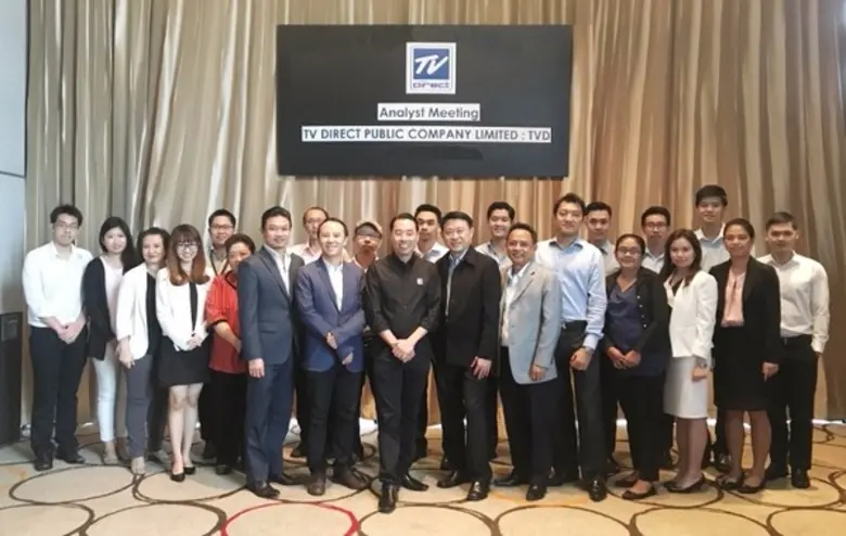 คุณทรงพล ชัญมาตรกิจ (ที่ 8 จากซ้าย) ประธา...