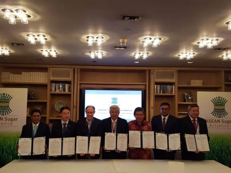 คุณเชิดพงษ์ สิริวิชช์ (กลาง) ประธานคณะกรร...