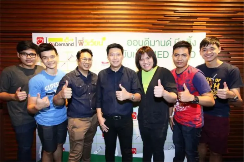 นายสาธร อุพันวัน (กลาง) ประธานเจ้าหน้าที่...