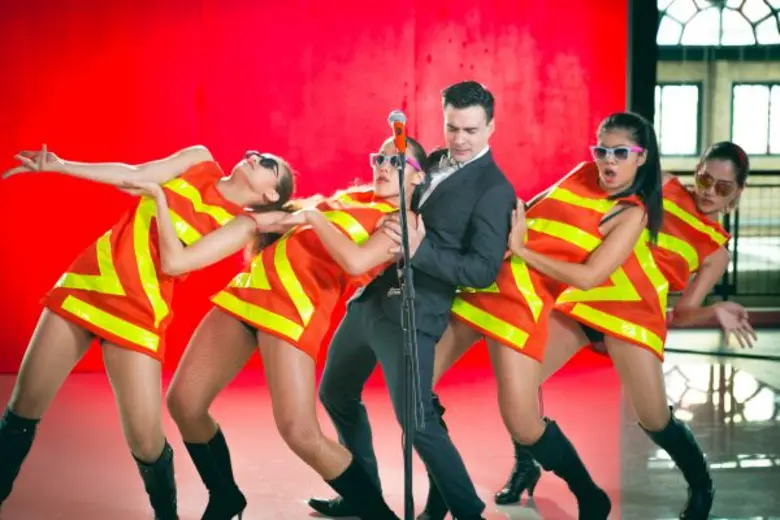 “แนท อนิพรณ์” สลัดมงกุฏ ตามง้อ “ตั๊ก บริบูรณ์” ใน MV.“พนักงานดับเพลิง” เพลงใหม่จาก “ลาบานูน”