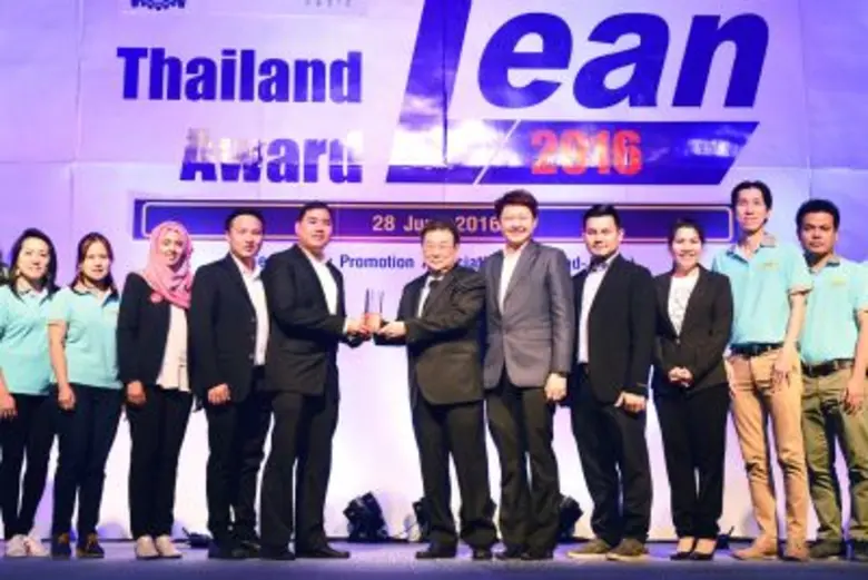 รศ.ดร. สมชาย ฉัตรรัตนา(ที่ 6 จากขวา) รองเ...