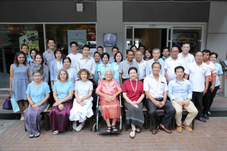 รอยยิ้มอิ่มอุ่น ท่ามกลางผู้บริหารและพนักงานรุ่นบุกเบิกจนถึงปัจจุบัน ที่มาร่วมกันทำบุญฉลอง วันครบรอบ 80 ปี สีฟ้าฉลองครบรอบ 80 ปี ร้านอาหารสีฟ้า ต้นตำรับอาหารไทย - จีน