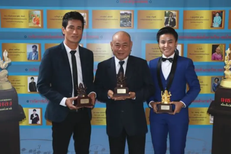 2 ศิลปินไมค์ทองคำ จากค่ายยุ้งข้าวเรคคอร์ด...