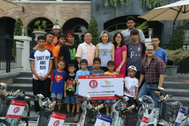 นางสุวรรณา เอี่ยมพิกุล (ที่6จากขวา) ประธา...