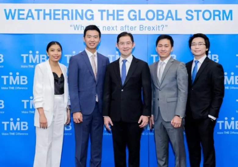 นายพีรพงศ์ นิธิไกรวุฒิ (ที่ 2 จากซ้าย) หั...