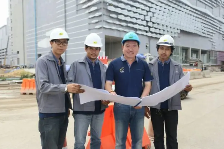 นายธิติวัฒน์ เงินนำโชคธนรัตน์ (คนที่ 2 จา...