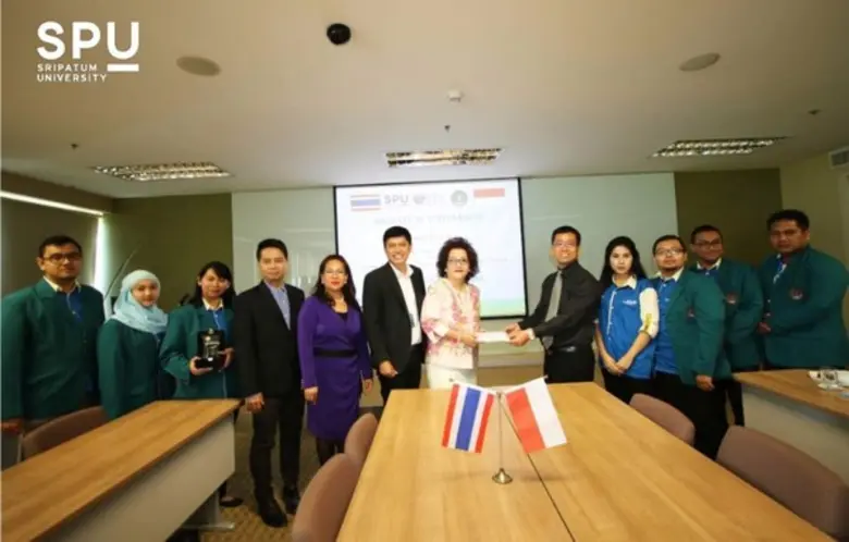 อาจารย์จิณดา เตชะวณิช รองอธิการบดีด้านการ...