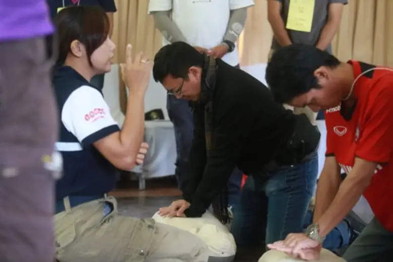 สพฉ.อบรมวิธีปฐมพยาบาลเบื้องต้นในกรณีเจ็บป่วยฉุกเฉินให้สื่อหลากหลายสำนัก เตรียมพร้อมเจ้าหน้าที่และอุปกรณ์ให้ความช่วยเหลือในการเจ็บป่วยฉุกเฉินของสื่อและประชาชนทั่วไปทุกกรณี