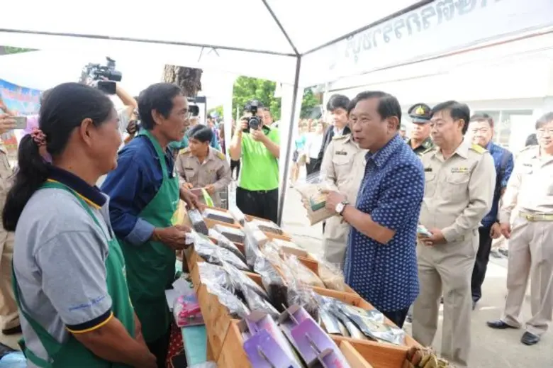 พลเอก ฉัตรชัย สาริกัลยะ รัฐมนตรีว่าการกระ...