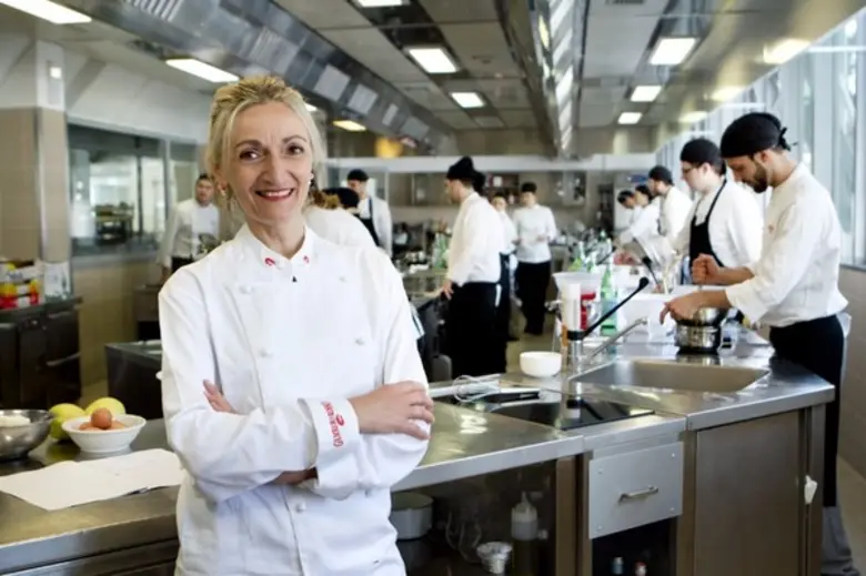 วิทยาลัยดุสิตธานี ร่วมกับสถาบันสอนการประก...