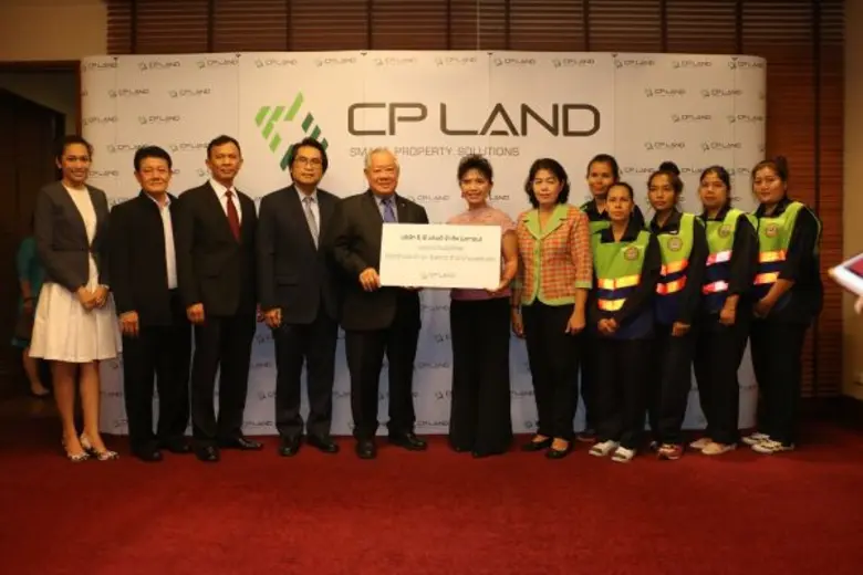 คุณสุนทร อรุณานนท์ชัย (ซ้าย) กรรมการผู้จั...