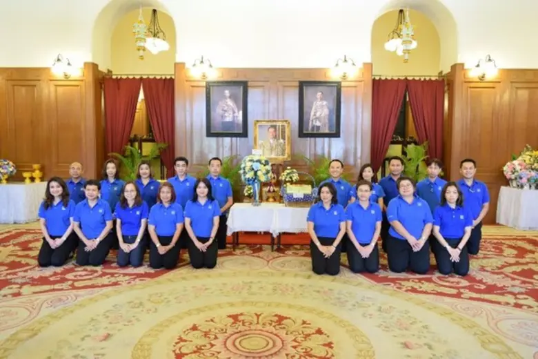 คุณทรงพล ชัญมาตรกิจ (แถวหลัง ที่ 5 จากซ้า...