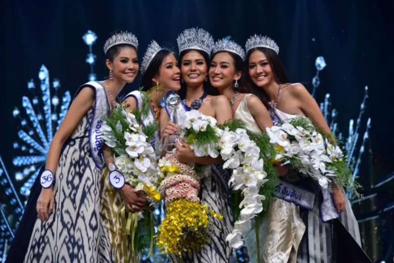 “น้ำตาล - ชลิตา ส่วนเสน่ห์” คว้ามงกุฎ “มิสยูนิเวิร์สไทยแลนด์ 2016 เป็น ตัวแทน สาวไทยประกวดมิสยูนิเวิร์ส 2016