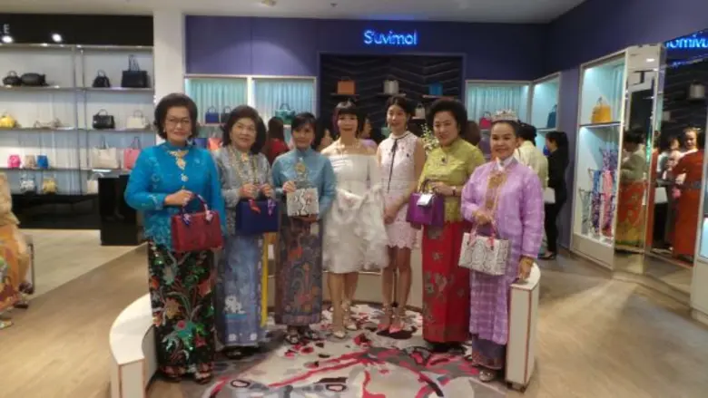 พัชรพิมล ยังประภากร (คนกลาง ) ประธาน บริษ...