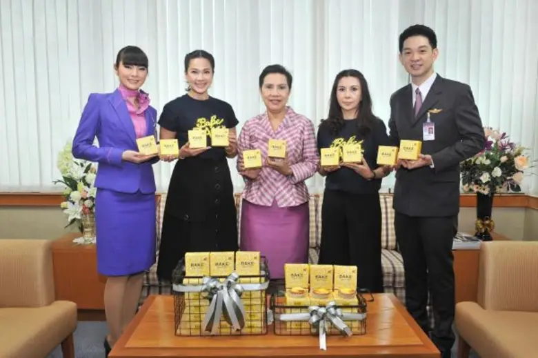 นางสาวสมพร โชติกรรณยุธร์ (ที่ 3 จากซ้าย) ...