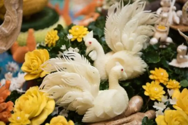 เป๊ะปังอลังเวอร์!! ชมผลงานแกะสลักผัก ผลไม้  เฉลิมพระเกียรติฯ ชิงถ้วยพระราชทานสมเด็จพระนางเจ้าฯพระบรมราชินีนาถ