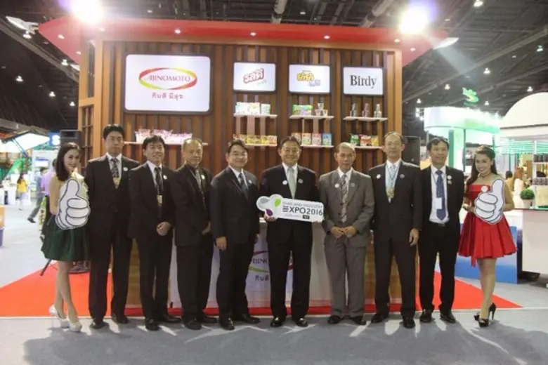 มร.คะโอะรุ คุระชิมะ (กลาง) กรรมการผู้จัดก...