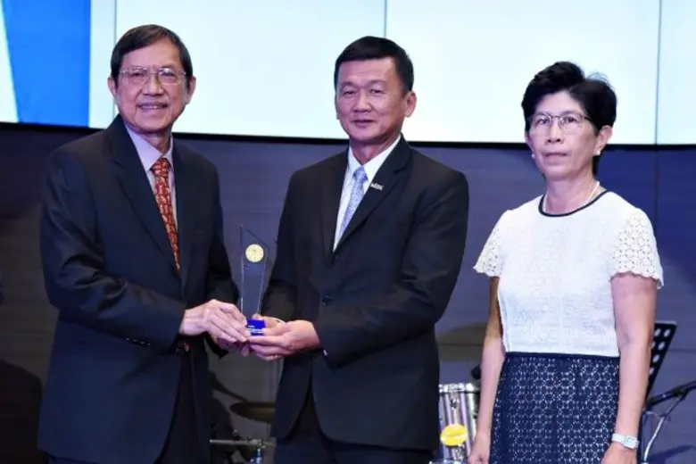 นายอภิชาติ กมลธรรม (กลาง) ผู้ช่วยกรรมการผ...