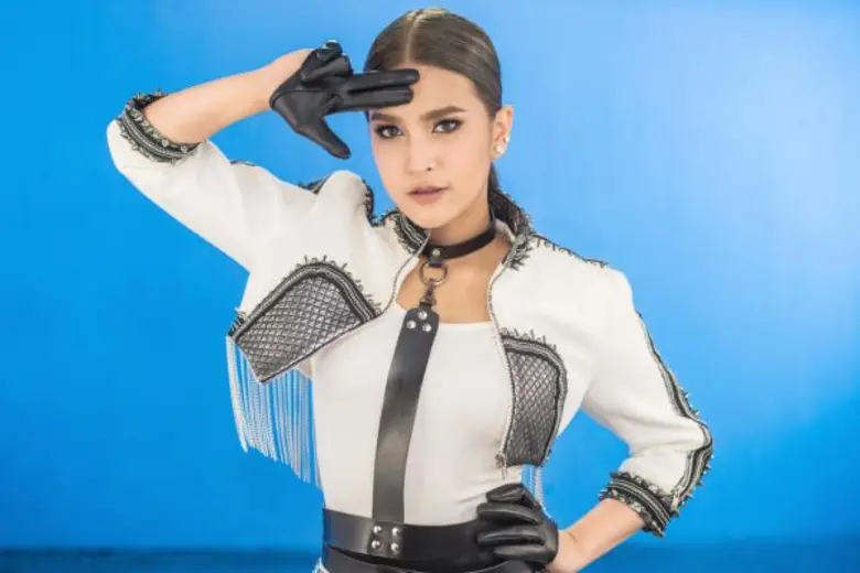 แฟนคลับของนักร้องสาวจิ๋ว แต้งกิ้ว กามิกาเ...