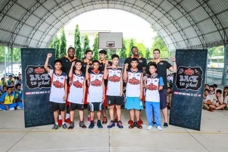 นักบาสเกตบอลทีม "โมโนแวมไพร์ บาสเกตบอล คล...