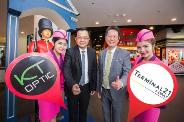 ในภาพ นายประเสริฐ ศรีอุฬารพงศ์ (ซ้าย) กรร...