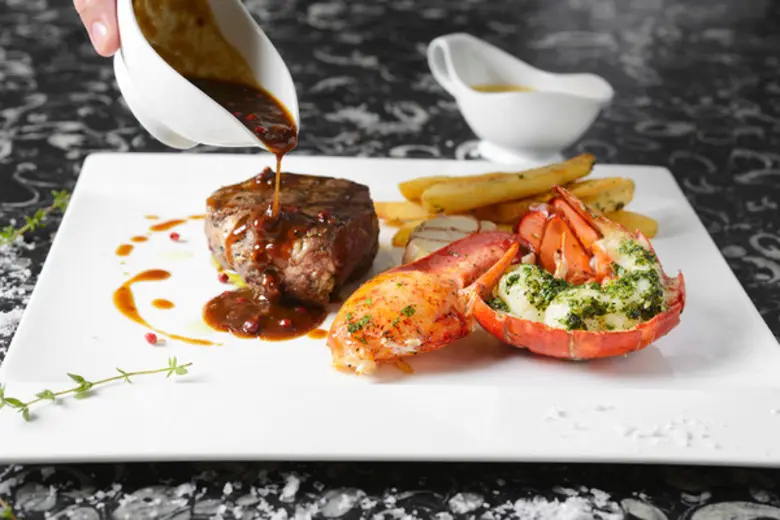 ตลอดทั้งเดือนกันยายนและตุลาคม โรงแรมเรเนซ...