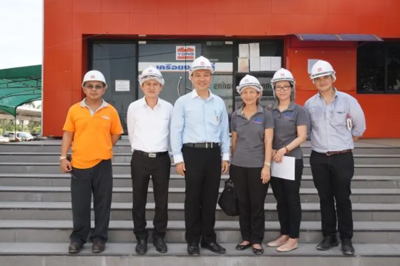 นายเสกสรรค์ ธโนปจัย(ที่ 2 จากซ้าย) ประธานเจ้าหน้าที...