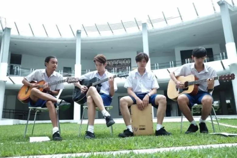 ทีวีไกด์: รายการ “รถโรงเรียน High School Reunion” กรี๊ดแรง!!! “เจเจ” โดดขึ้นเวที โชว์กีตาร์ย้อนวัยเรียน