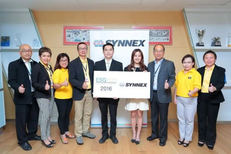 นางสาวสุธิดา มงคลสุธี (ที่ 4 จากขวา) ประธ...