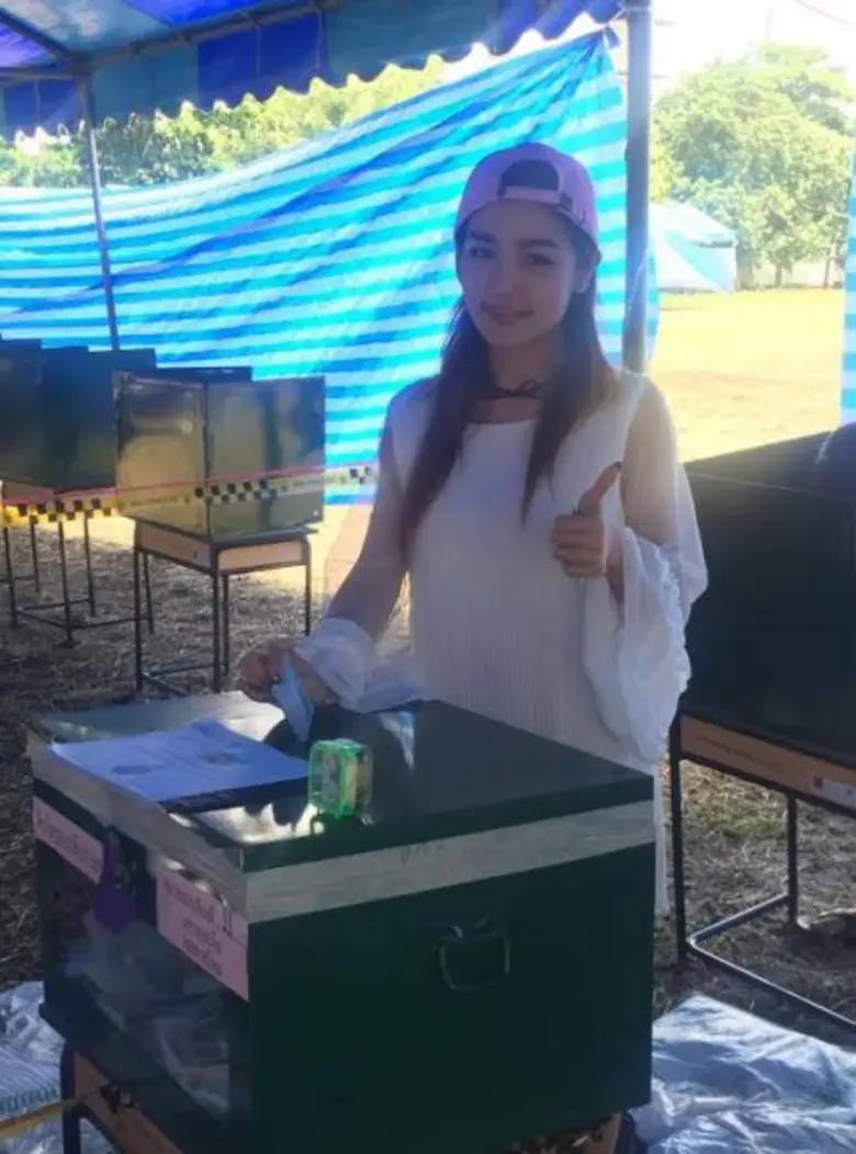 ฟิล์ม-กระแต-บ่าววี นำทีมดารา-ศิลปิน ลงประชามติ