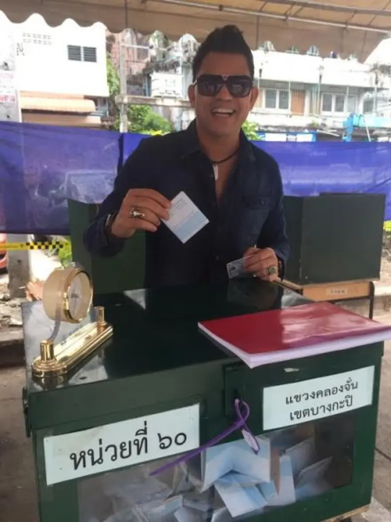 ฟิล์ม-กระแต-บ่าววี นำทีมดารา-ศิลปิน ลงประชามติ