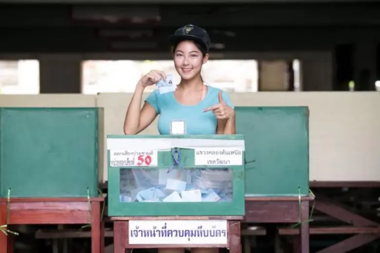 ฟิล์ม-กระแต-บ่าววี นำทีมดารา-ศิลปิน ลงประชามติ