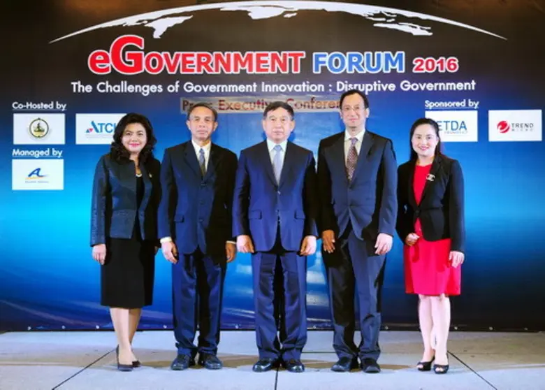 พลอากาศเอกประจิน จั่นตอง (กลาง) รองนายกรั...