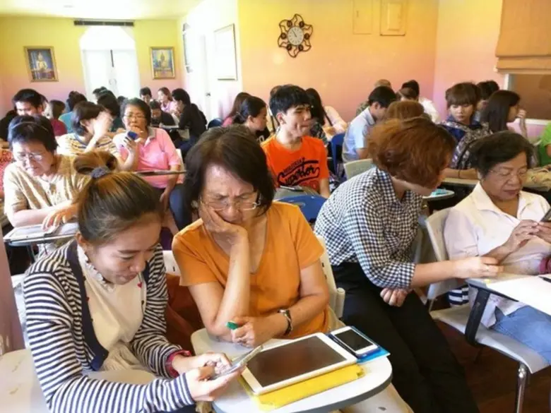 สุดอึ้ง ผลวิจัยชี้ชัดผู้สูงวัยติดโซเชียลทำความสุขหดหาย