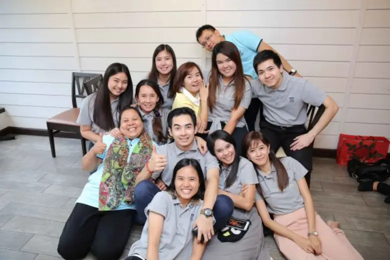 รอยยิ้มอิ่มอุ่น ท่ามกลางผู้บริหารและพนักงานรุ่นบุกเบิกจนถึงปัจจุบัน ที่มาร่วมกันทำบุญฉลอง วันครบรอบ 80 ปี สีฟ้าฉลองครบรอบ 80 ปี ร้านอาหารสีฟ้า ต้นตำรับอาหารไทย - จีน