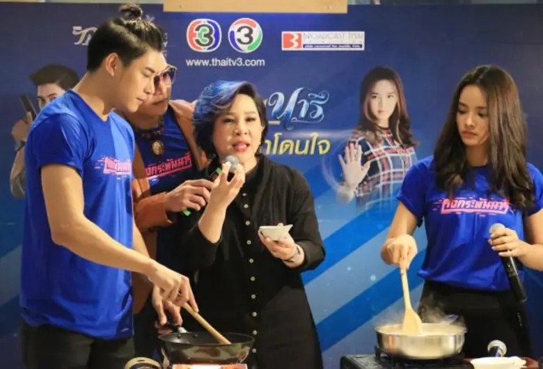 แฟนคลับเฮ! กระทบไหล่ “เคน ภูภูมิ-วาววา” ร่วมกิจกรรม “คงกระพันนารี พันท่าลีลาโดนใจ”