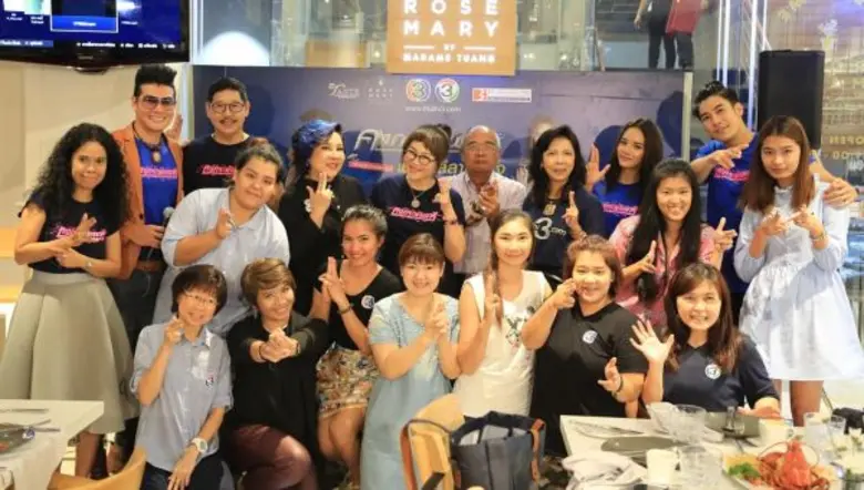 แฟนคลับเฮ! กระทบไหล่ “เคน ภูภูมิ-วาววา” ร่วมกิจกรรม “คงกระพันนารี พันท่าลีลาโดนใจ”