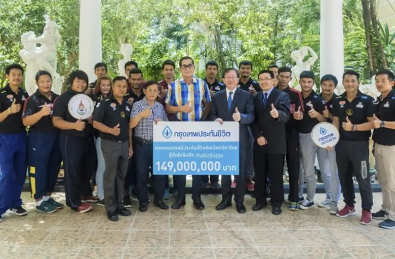 พล.ต.อ.สันต์ ศรุตานนท์ (กลาง) นายกสมาคมกร...