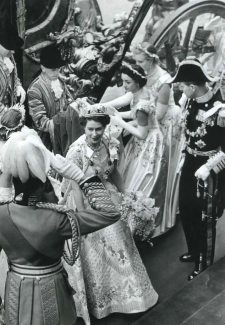 80 ปี “โรเฌร์ วิวีเยร์” กับ สัญลักษณ์สี่เหลี่ยมบัคเคิลเรียบหรู เด่นสง่า ข้างกายคนดังระดับโลก