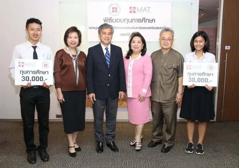 ดร.ลักขณา ลีละยุทธโยธิน (คนที่ 3 จากขวา) ...