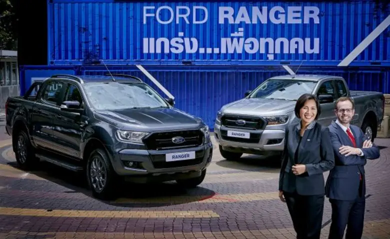 นางสาวยุคนธร วิเศษโกสิน (ซ้าย) กรรมการผู้...