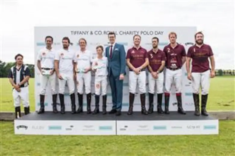 คุณฮาราลด์ ลิงค์ (ที่สามจากซ้าย) นายกสมาค...