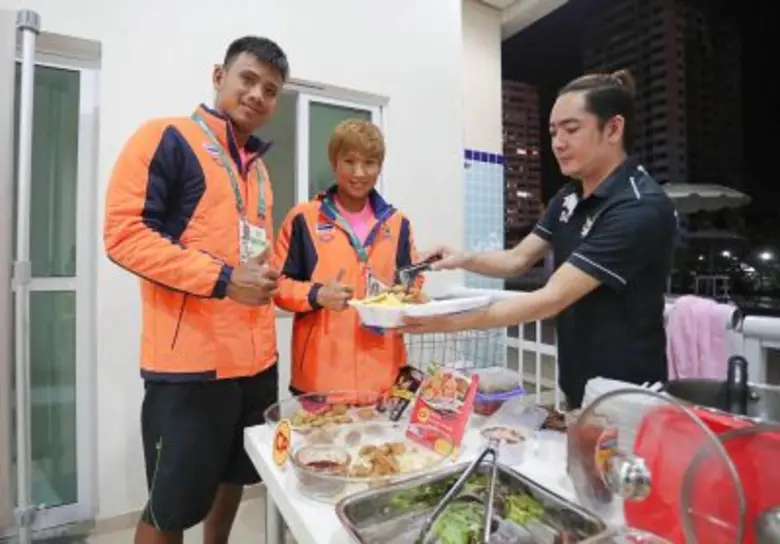 "ทูตไทย" ยกนิ้ว หลังเข้าเยี่ยม "ครัวไทยเฮ...