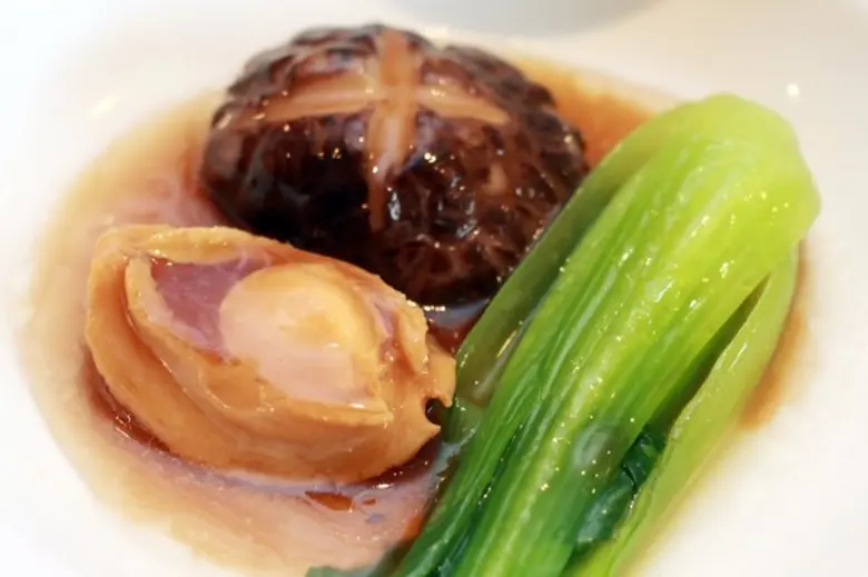 "สเต็กเป๋าฮื้อ" เป็นอาหารจานเด่นที่เชฟผู้...