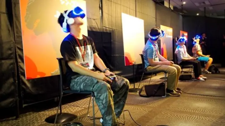 Movie Guide: ญี่ปุ่นสุดเจ๋ง! พาสัมผัสกับตัวก็อดซิลล่าจาก Shin Godzilla ผ่านเครื่องวีอาร์เกมสเมือนจริง