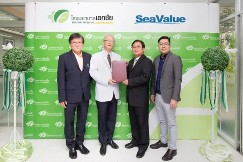 นายอำนวย เอื้ออารีมิตร (ซ้าย) ประธานกรรมก...