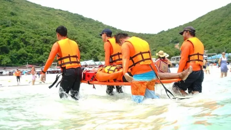 โรงพยาบาลกรุงเทพพัทยา จัดโครงการ iRescue อบรมช่วยผู้ประสบภัยทางน้ำ ให้กับอาสาสมัครช่วยเหลือนักท่องเที่ยว เกาะล้าน จ.ชลบุรี